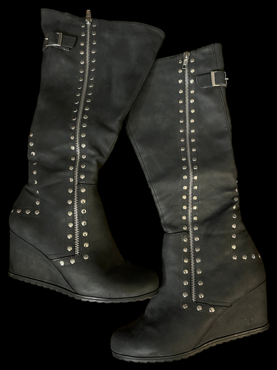 Two Lips Two-Women's Zip Up Boot Size 7.5.- SaveEZ